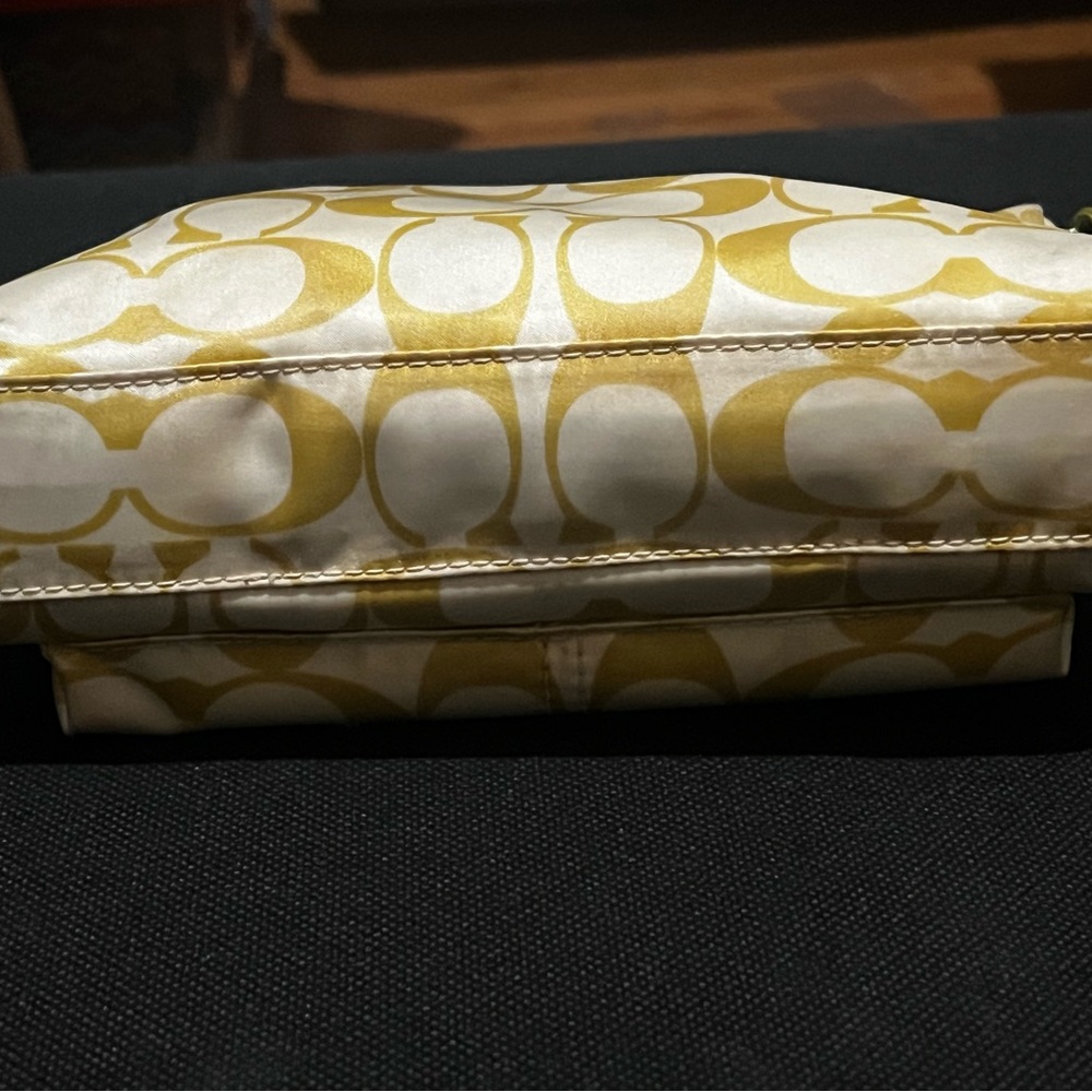 EUC COACH satin signature logo wristlet with green, hang tag and strap - Picture 5 of 10